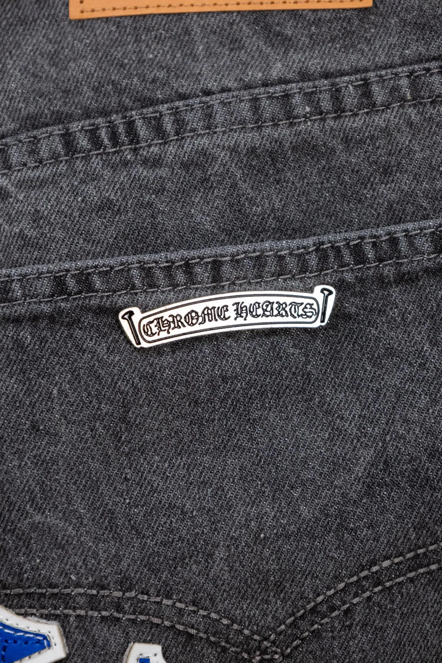 P240 Chromehearts limited edition blue and white classic cross patch leather gray jeans, priced at 34W level, patchwork cross pattern embellishment, washed jeans! ! An absolutely high-end luxury product, a 1.9W-level god-level single product, a super popular product, made by top heavy industry, a magic weapon that cannot be missed! [About Zangyin] This is an extremely luxurious fashion brand that can also be called the aristocracy of the high street. It has always been an exclusive brand for some hipsters or rich second generations. Compared with ordinary high streets, it is more luxurious and noble. Compared with luxury brands, it is more fashionable and individual. It has always been a brand that I have a special liking for. [Top heavy industry fashion design] Consistently high-street luxury style. Speaking of this style, the Zangyin family and GU family are definitely the leading representative brands. Especially the Zangyin family has really achieved a state-of-the-art effect in creating high-street style. The unique washed material is used to create this style. The color system is already quite eye-catching. After it is decorated with patchwork cross flowers, it cleverly highlights the charm of the brand. Secondly, this style uses classic The high-waist cutting design highlights the long legs and fashionable temperament of the upper body. The brand is highly recognizable and the slim fit configuration is more suitable for daily wear. It is a product that interprets personality, fashion, and specifications at a glance. This single product is enough to make any fan excited. It can be a white T-shirt for a youthful college style, or a tight suspender for a royal style. It has strong matching ability and can be easily controlled by men.  [Materials and craftsmanship] Needless to say, this point goes without saying. As an excellent craftsman brand, Zangyin’s requirements for details and craftsmanship are really perfect. The washed color of this model has gone through so many processes, not to mention the embellishment of denim appliques. It is also purely hand-made and sewn. Just like what they believe in, only hand-made things have soul and have the meaning of wear. A top-notch heavy-duty fashionable denim item, I look forward to your perfect interpretation! !  Color: Gray Size: 28-34